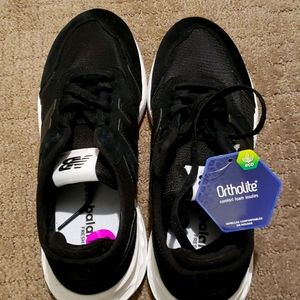 NWT Women's New Balance fresh foam sneakers.